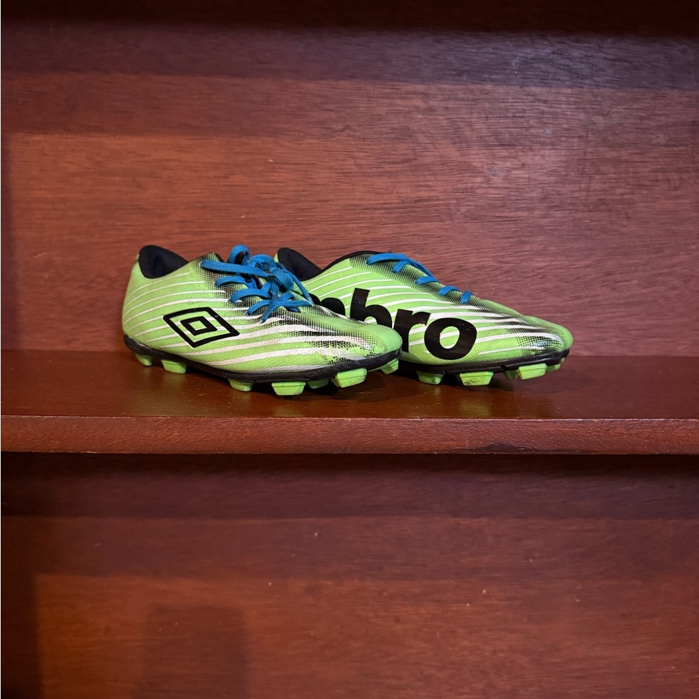 Umbro Arturo 2.0 Big Kid Soccer/Football Cleats, size 1.5Y